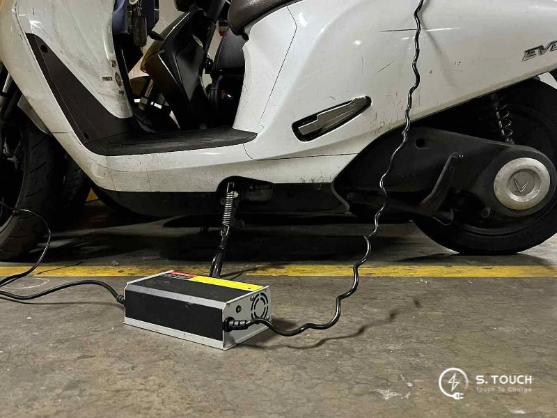 S. Touch | Giá sạc xe máy điện hết bao nhiêu tiền? Có tốn hơn đổ xăng xe máy? giá sạc xe máy điện
